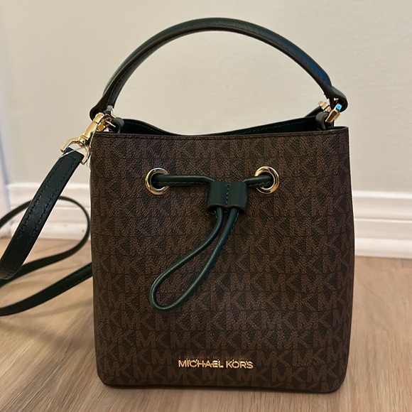 Michael Kors Handbags - Brand New Michal Kors Siri Bucket Bag